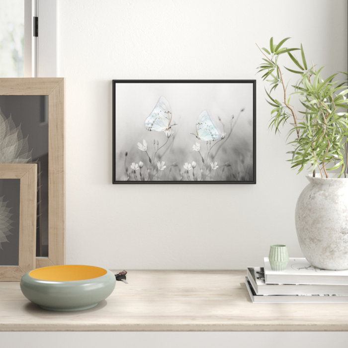 East Urban Home Gerahmtes Wandbild Schmetterling auf kleinen Blumen